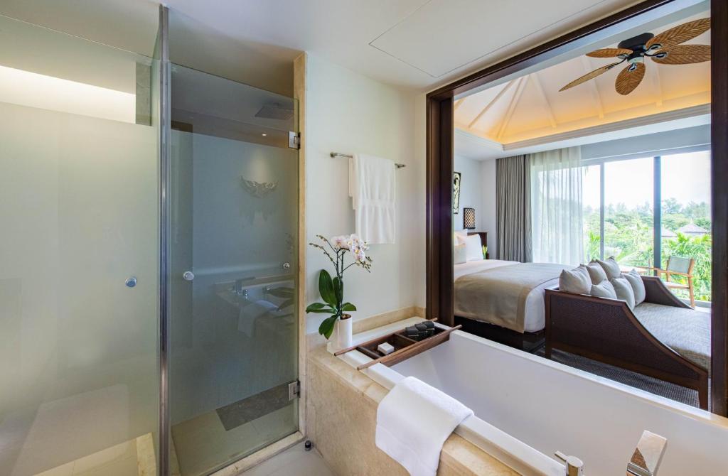 Postel nebo postele na pokoji v ubytování Anantara Layan Phuket Resort