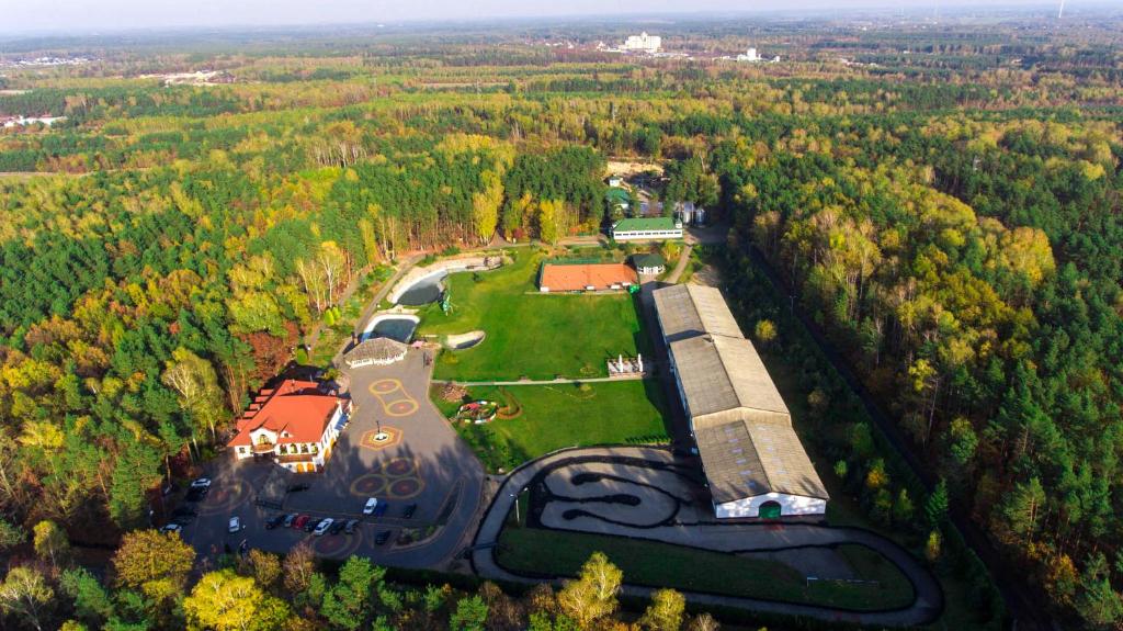 uma vista aérea de um edifício no meio de uma floresta em Malutkie Resort em Radomsko