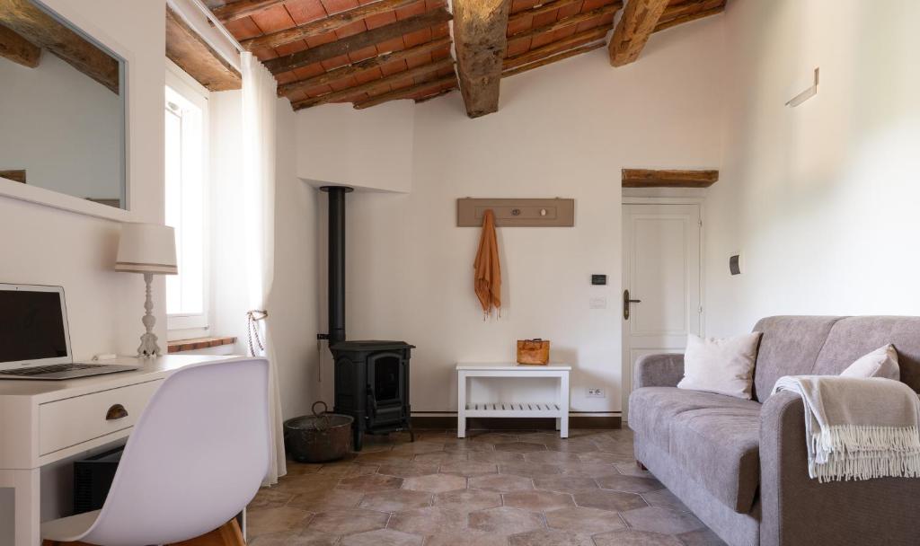 salon z kanapą i kominkiem w obiekcie Relais Il Furioso w mieście Monte Castello di Vibio