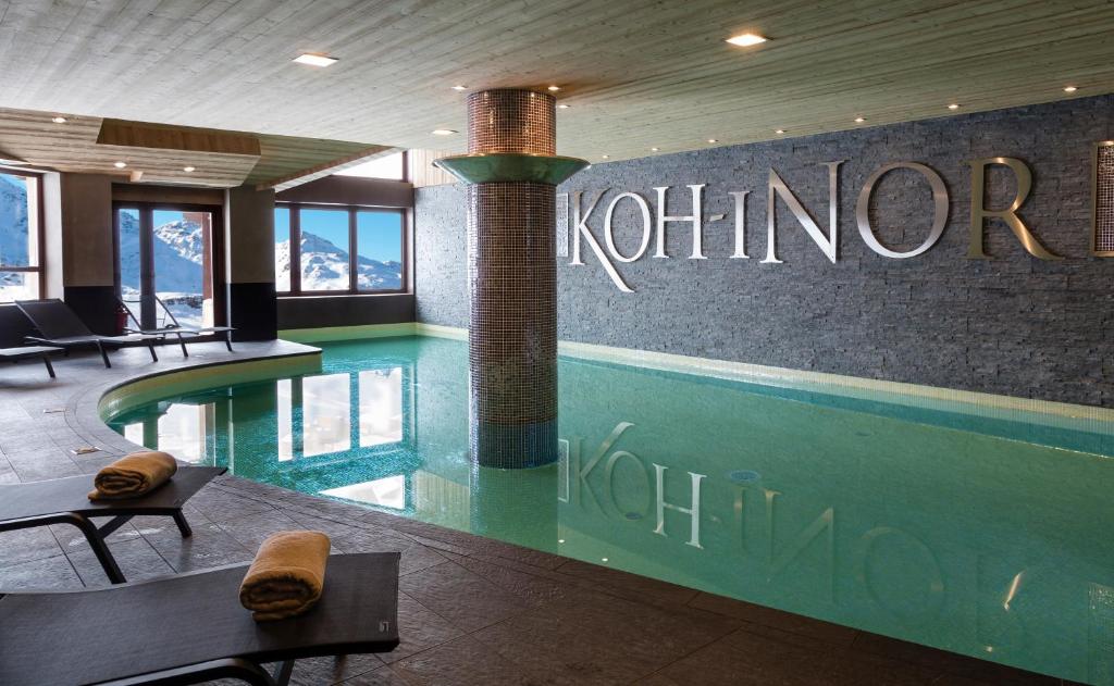 Bazén v ubytování Hôtel Koh-I Nor by Les Etincelles nebo v jeho okolí