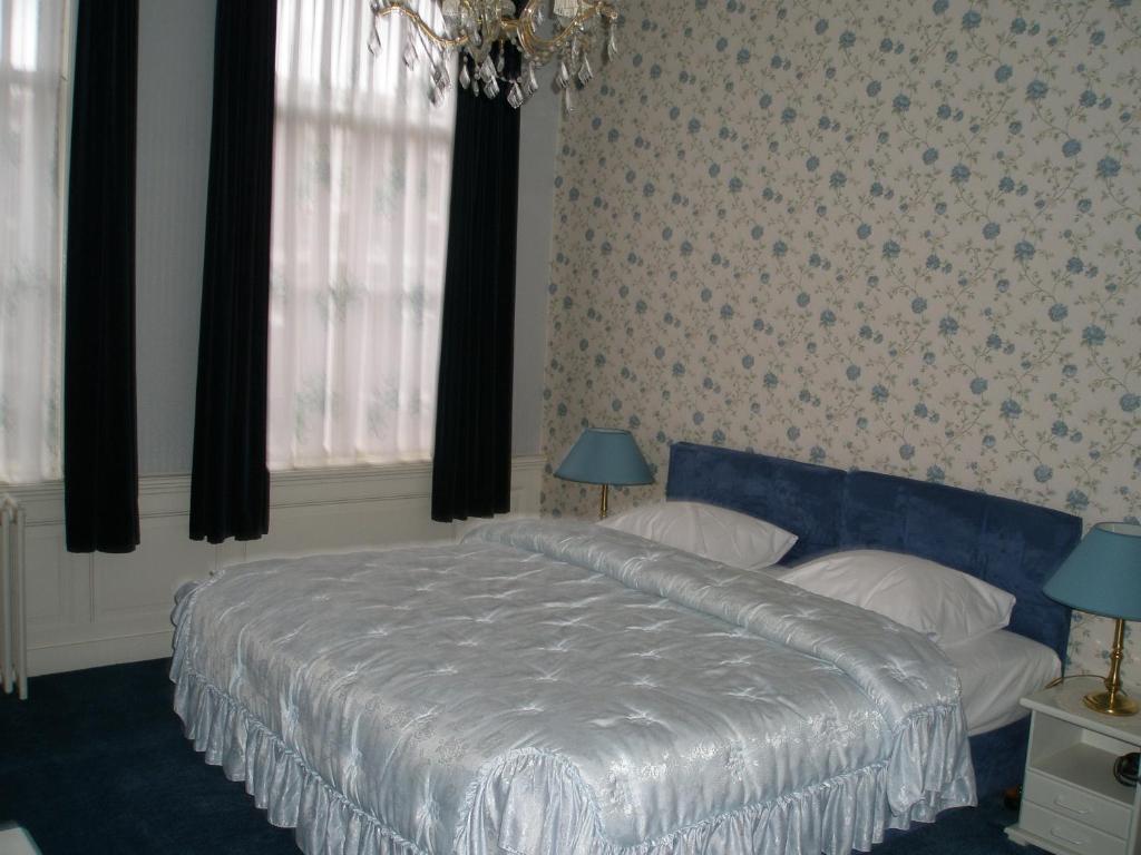 Een bed of bedden in een kamer bij Hotel Excelsior