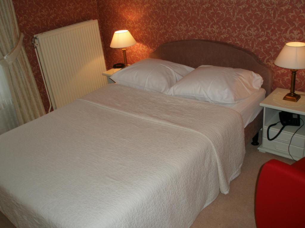 Een bed of bedden in een kamer bij Hotel Excelsior