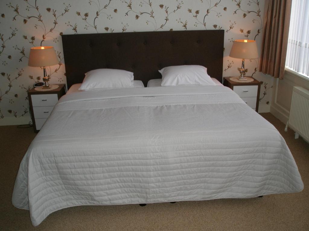 Een bed of bedden in een kamer bij Hotel Excelsior