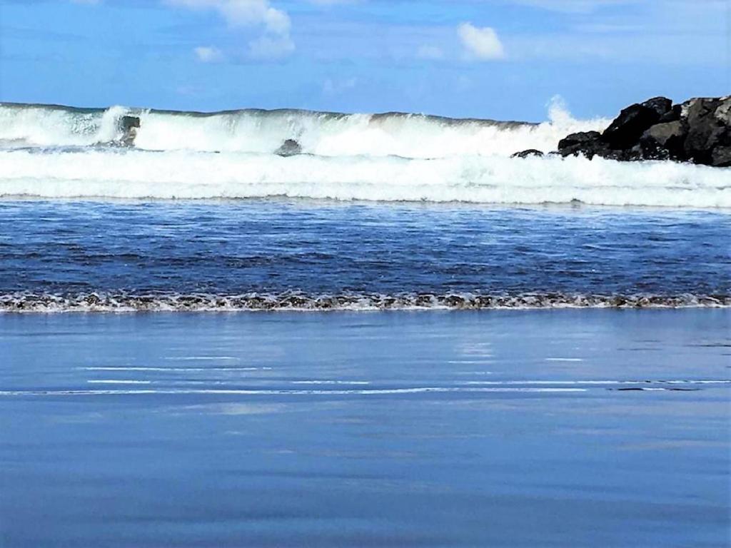 プラヤ・デ・ラス・アメリカスにあるAmericas Blue YoSeaの海岸近海の波
