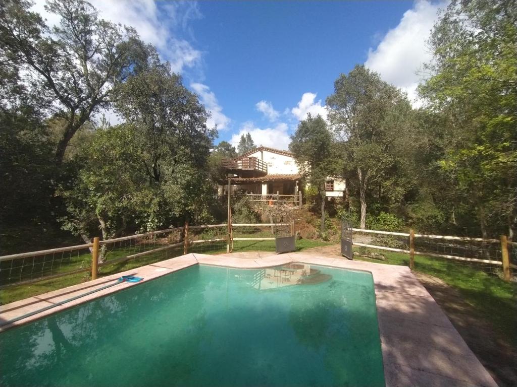una piscina en el patio trasero de una casa en CASA LA INDIANA, en Fuenteheridos