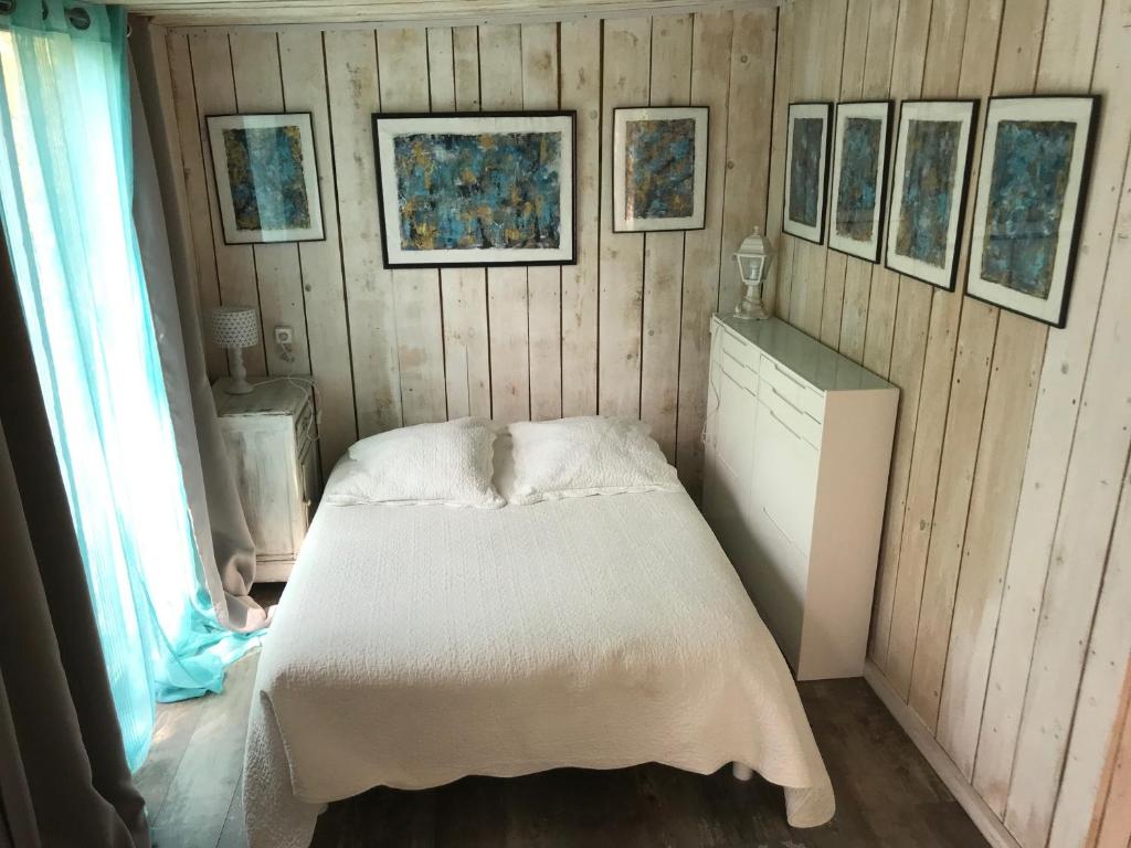 Tempat tidur dalam kamar di Chalet dans Résidence Privée