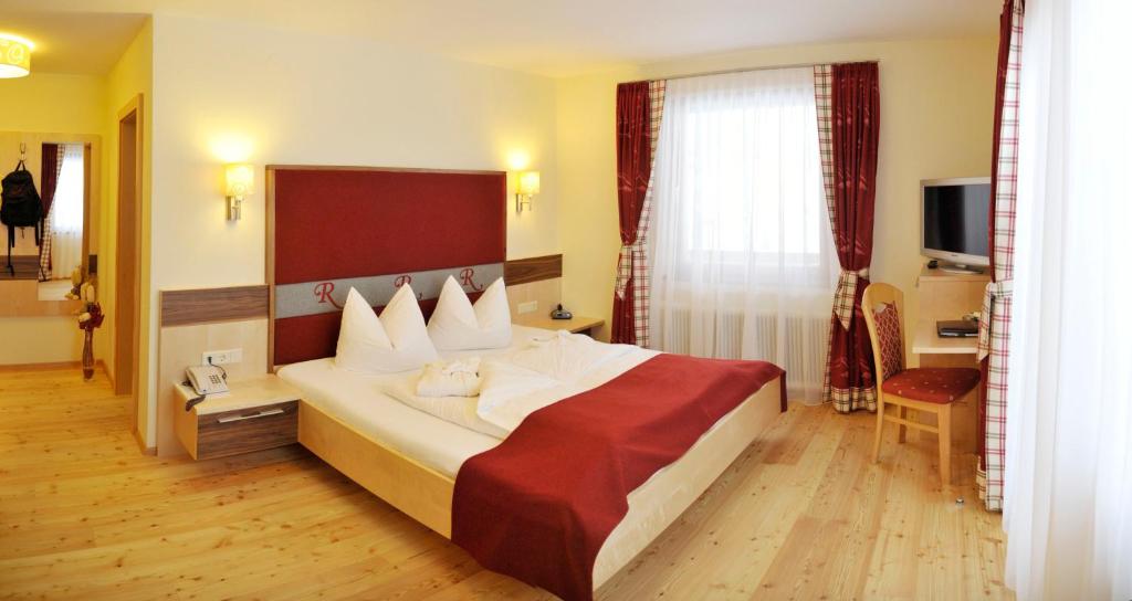 Postel nebo postele na pokoji v ubytování Hotel Rösslhof