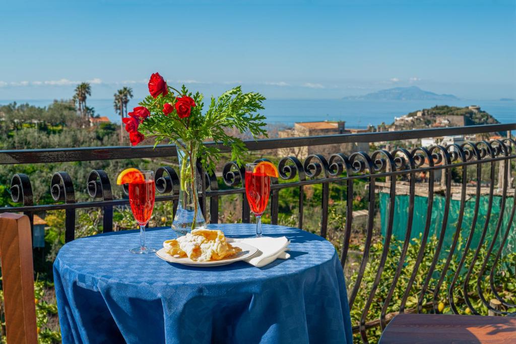 マッサ・ルブレンセにあるIl Vialeの青いテーブル(一皿の食べ物とワイングラス付)