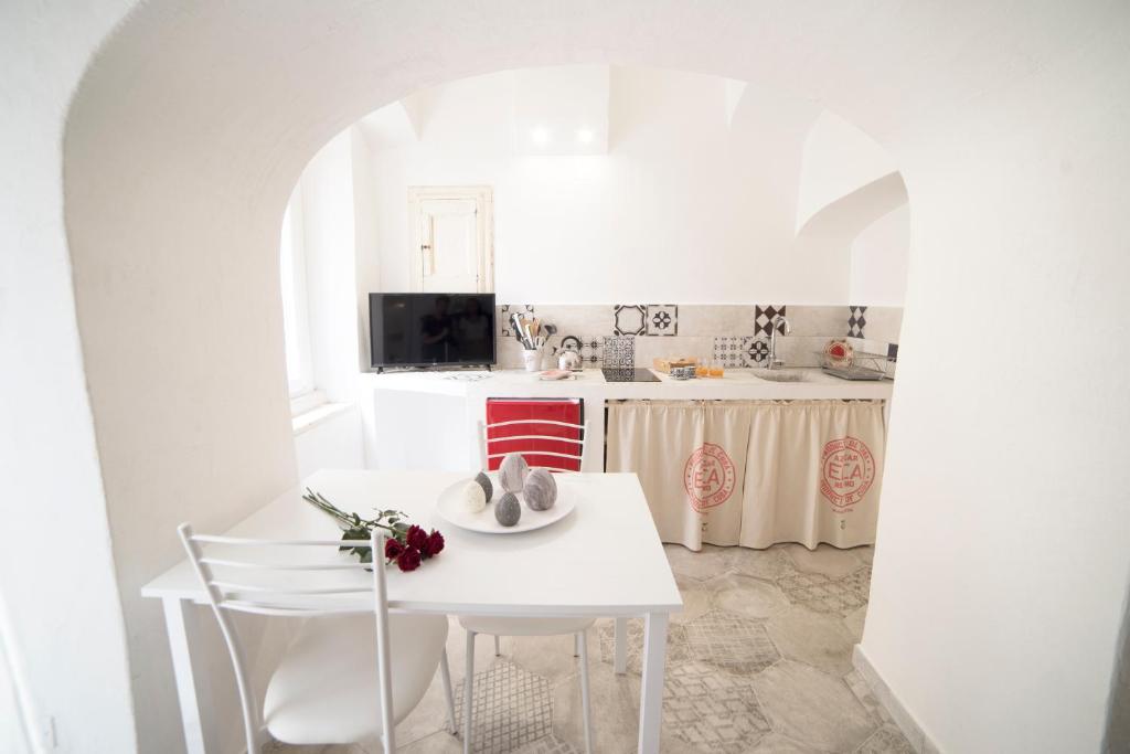 Kuchyň nebo kuchyňský kout v ubytování Aria di Vico Aparthotel