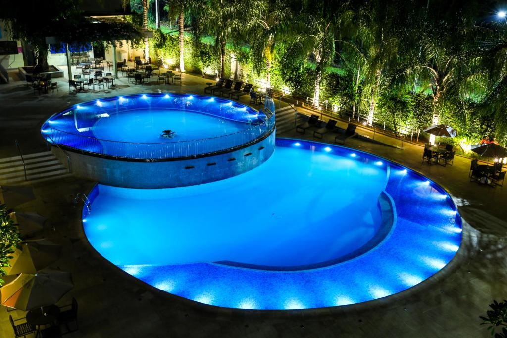 una vista aérea de una piscina por la noche en Viale Cataratas Hotel & Eventos, en Foz do Iguaçu