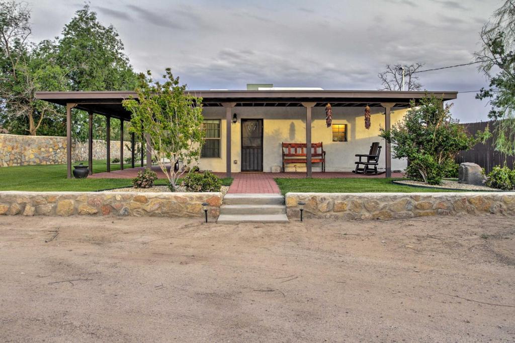 ein kleines gelbes Haus mit einer Veranda und einer Veranda in der Unterkunft Charming Couples Casita, Walk to Old Mesilla Plaza in Las Cruces