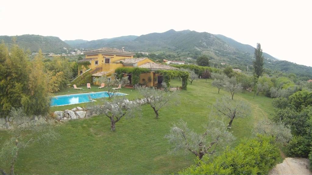 una casa en una colina con una piscina en un patio en Le Ninfee, en Cassino