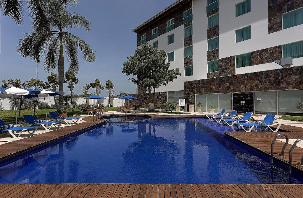 Бассейн в Holiday Inn Express Villahermosa, an IHG Hotel или поблизости