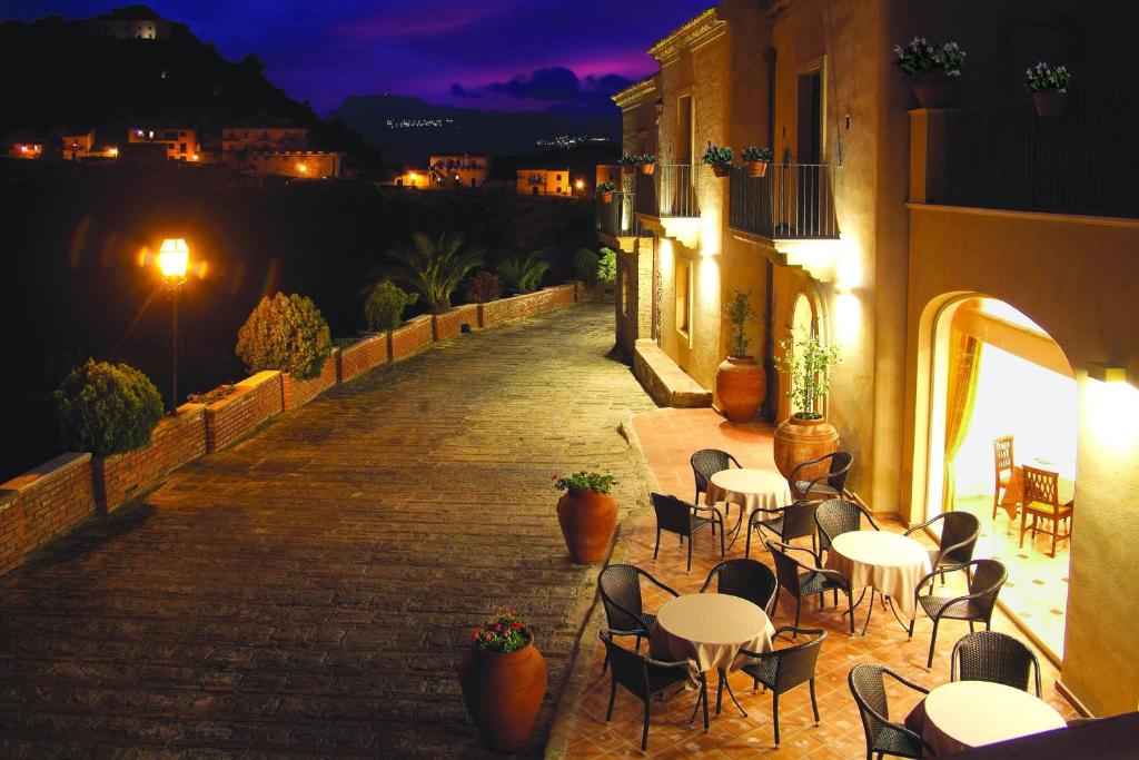 eine leere Straße mit Tischen und Stühlen in einem Gebäude in der Unterkunft Resort Borgo San Rocco in Savoca 