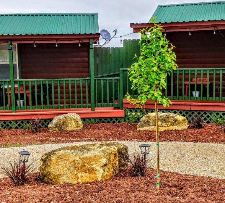 Garður fyrir utan Top of the Hill RV Resort & Cabins