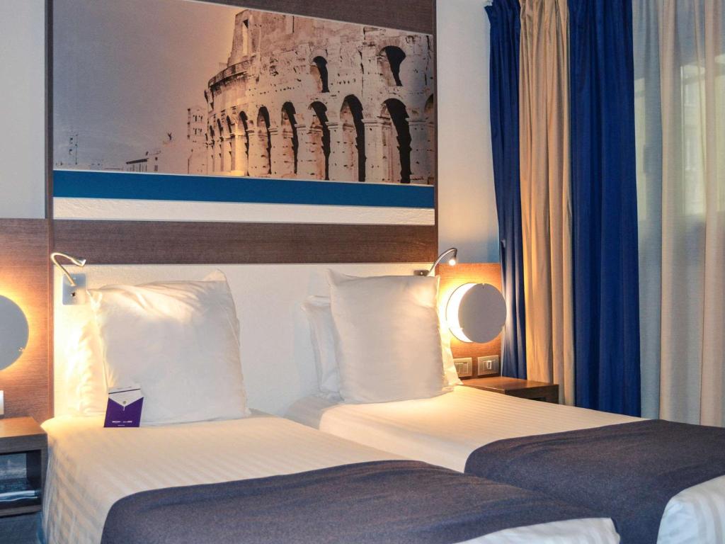 Postel nebo postele na pokoji v ubytování Mercure Roma Centro Colosseo