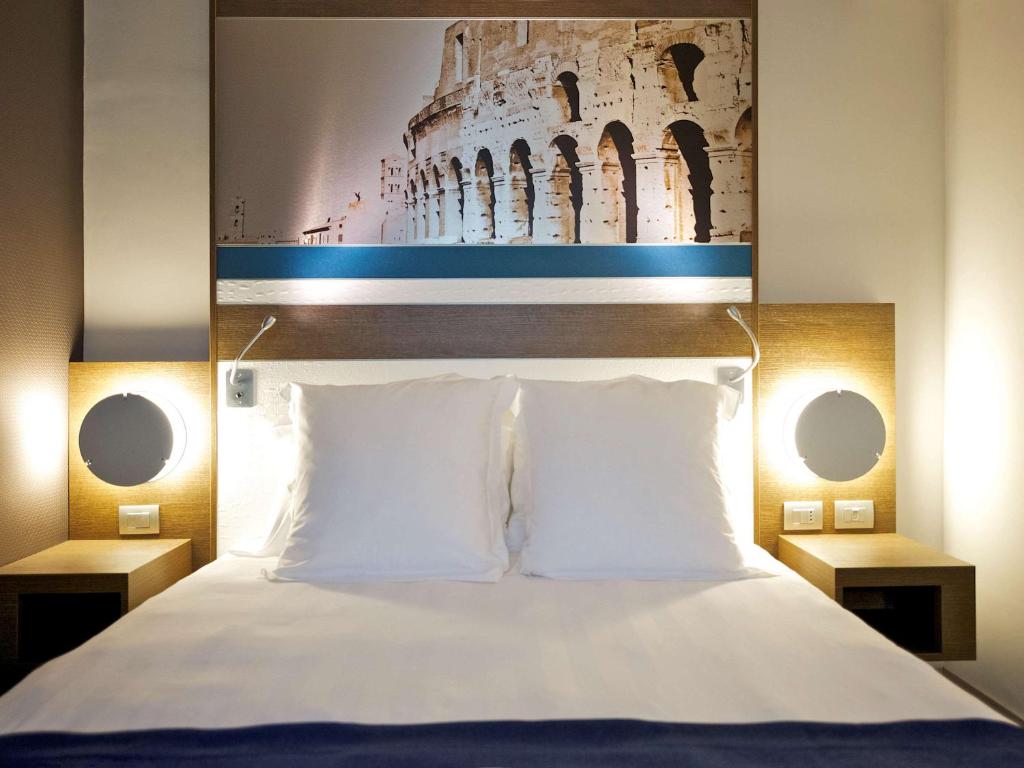 Postel nebo postele na pokoji v ubytování Mercure Roma Centro Colosseo