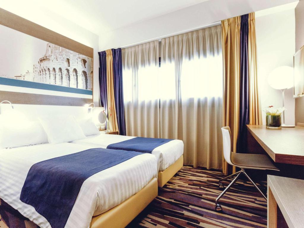 Postel nebo postele na pokoji v ubytování Mercure Roma Centro Colosseo