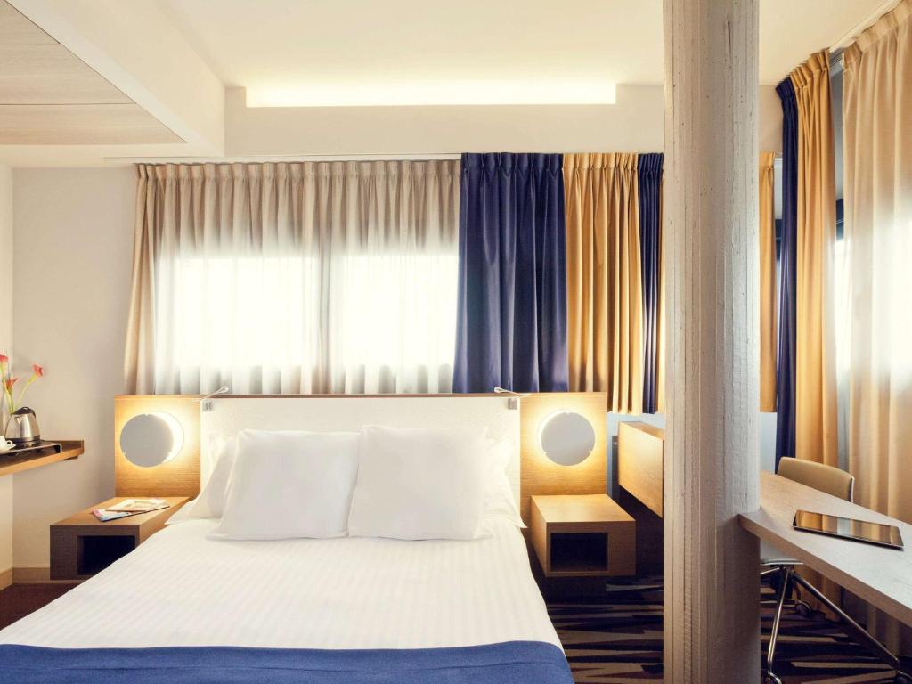 Postel nebo postele na pokoji v ubytování Mercure Roma Centro Colosseo