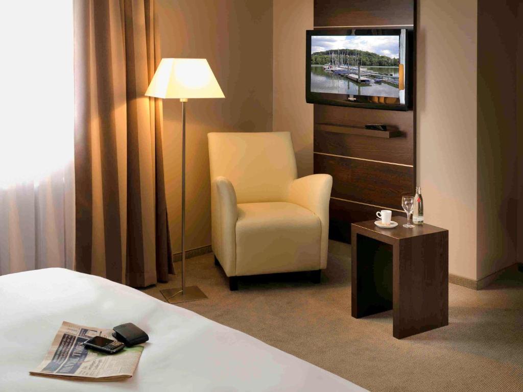 TV a/nebo společenská místnost v ubytování Mercure Hotel Lüdenscheid