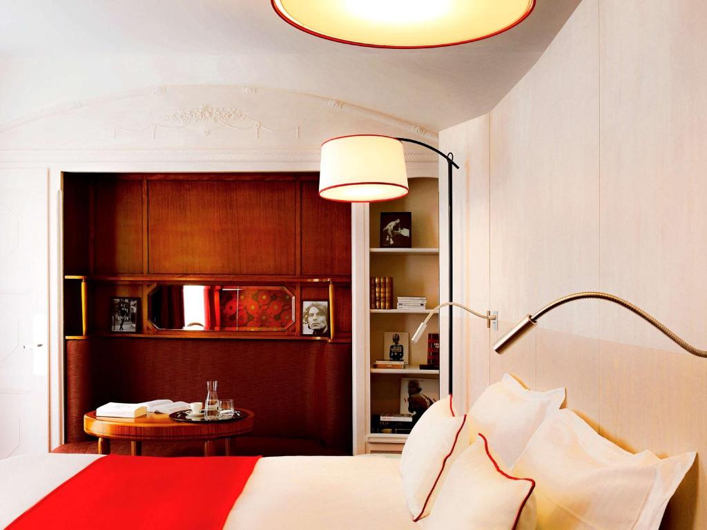 Postel nebo postele na pokoji v ubytování Carlton Hotel Lyon - MGallery Collection