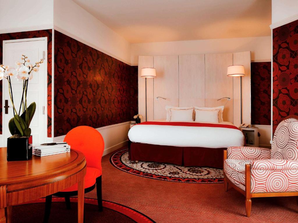 Postel nebo postele na pokoji v ubytování Carlton Hotel Lyon - MGallery Collection