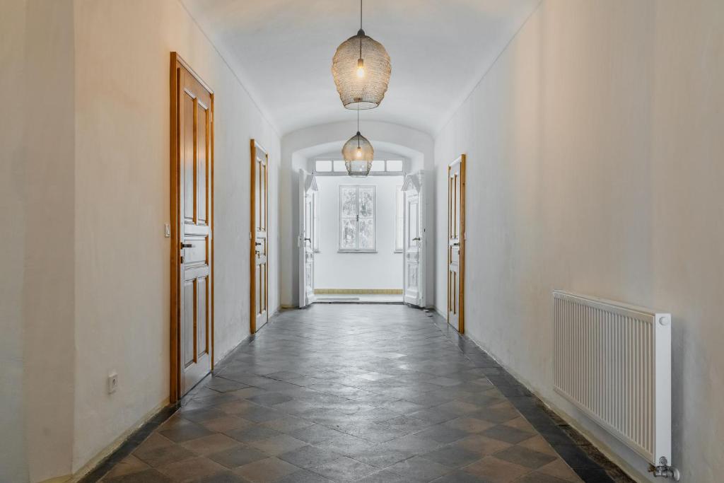 an empty hallway with two doors and a hallwayngth at Stará Škola Hedeč in Králíky