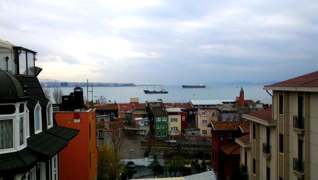 Blick auf eine Stadt mit Booten im Wasser in der Unterkunft Agora Guesthouse in Istanbul