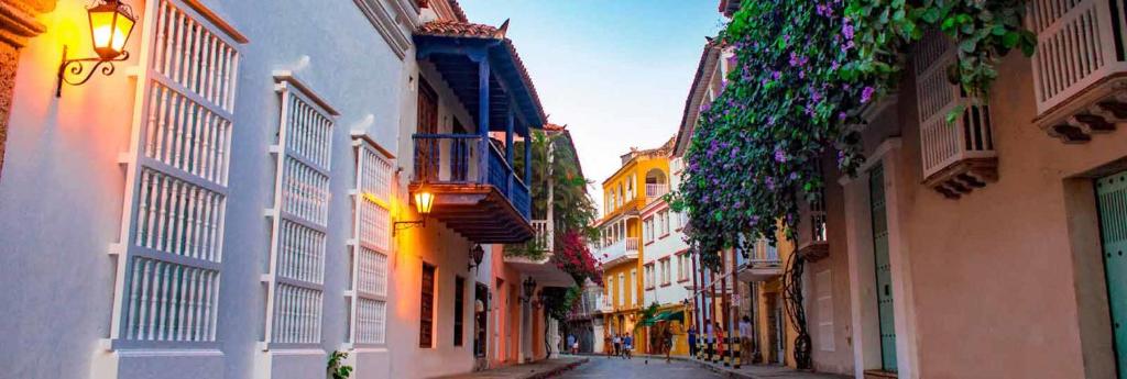 Study in the Old City of Cartagena E3m With Air conditioning and Wifi