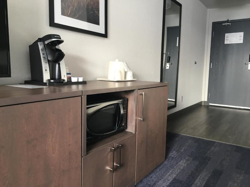 Kuchyň nebo kuchyňský kout v ubytování Holiday Inn & Suites Grande Prairie by IHG