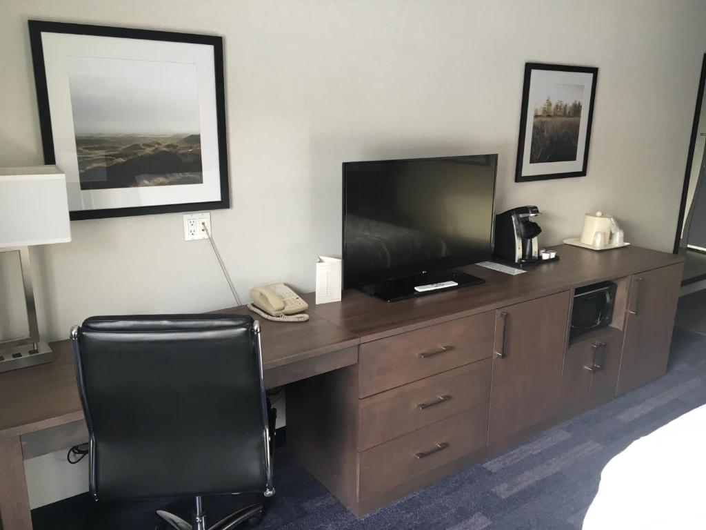 TV a/nebo společenská místnost v ubytování Holiday Inn & Suites Grande Prairie by IHG