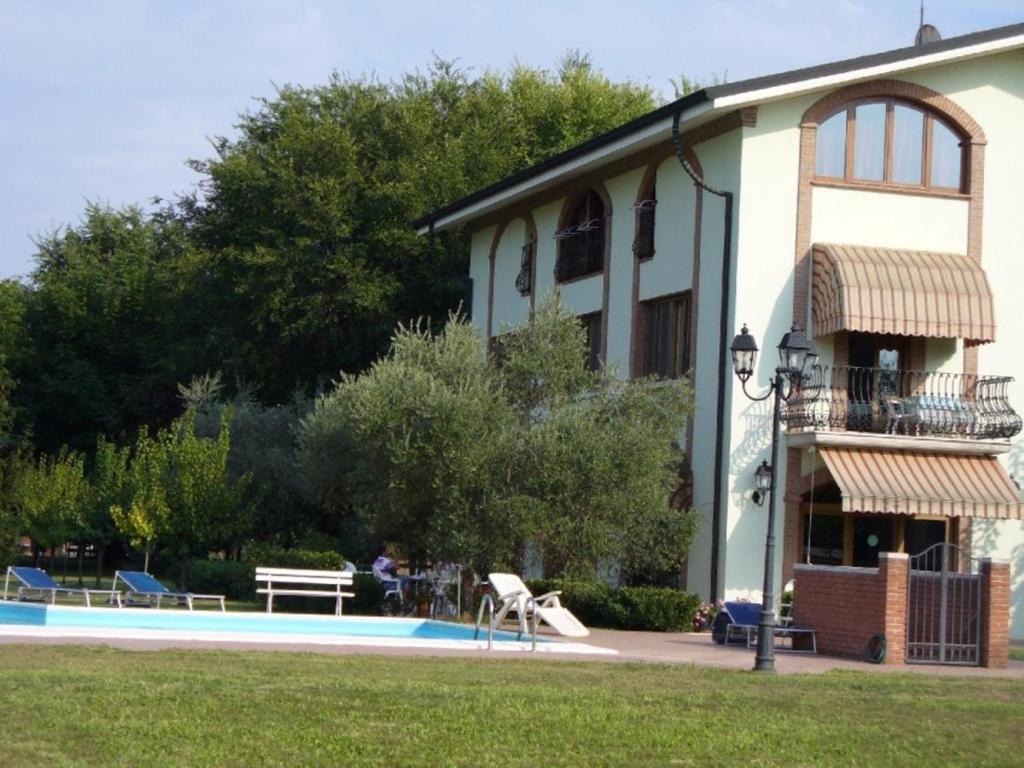 Bazén v ubytovaní Agriturismo Corte Trincerone alebo v jeho blízkosti