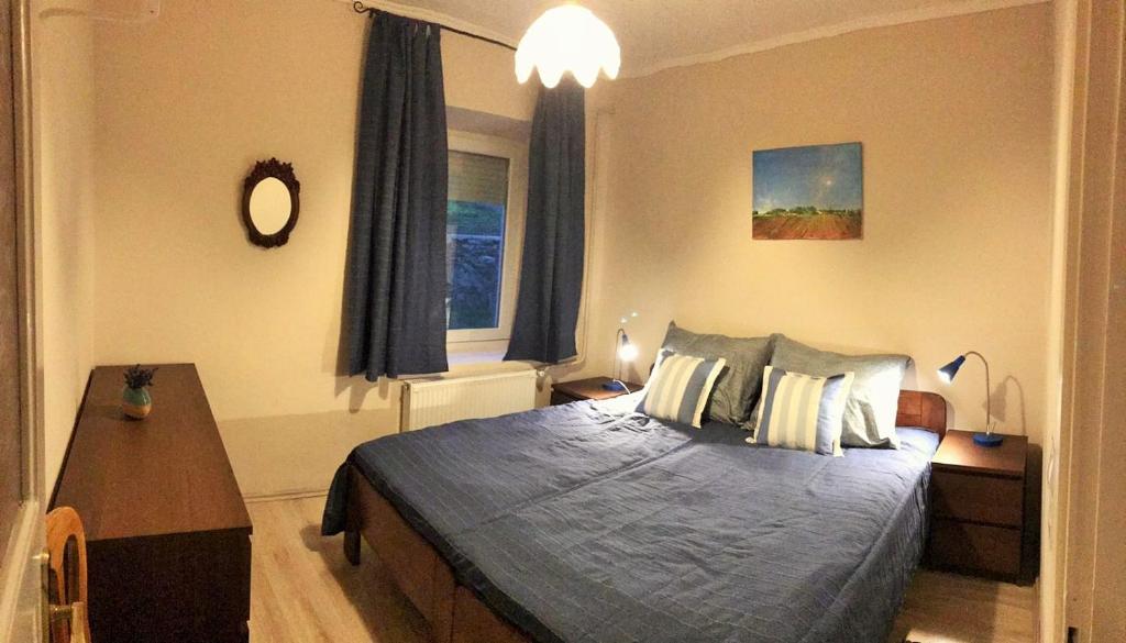 Łóżko lub łóżka w pokoju w obiekcie Kishableány Apartmanház