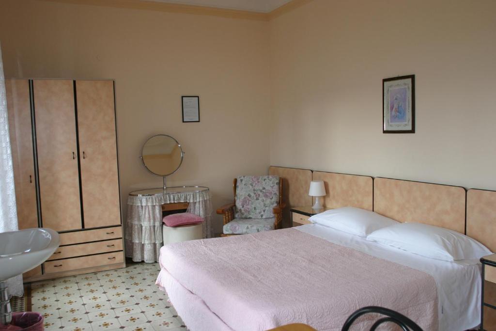 Łóżko lub łóżka w pokoju w obiekcie Hotel Panorama Bologna Centro