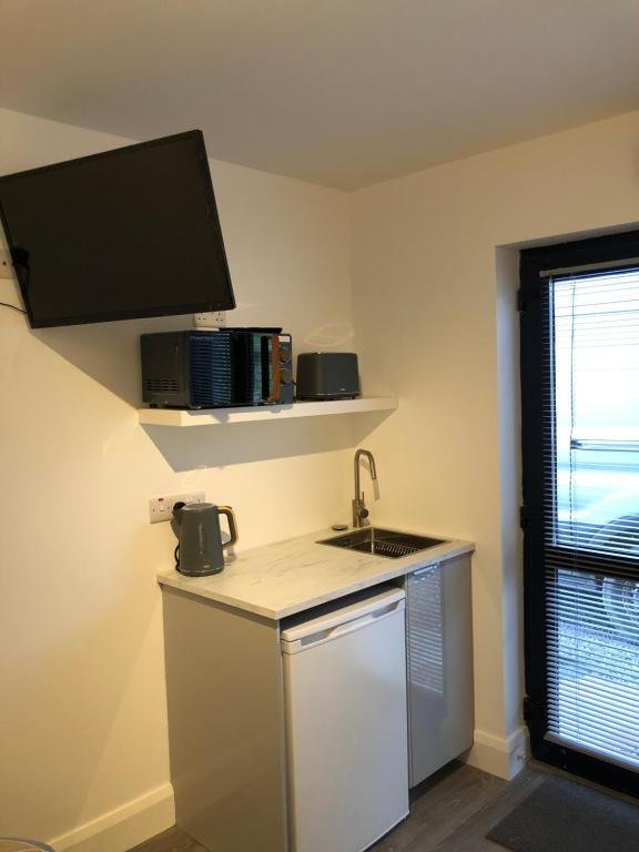 Kuchyň nebo kuchyňský kout v ubytování Skellig Port Accommodation - 1 Studio Bed Apartment