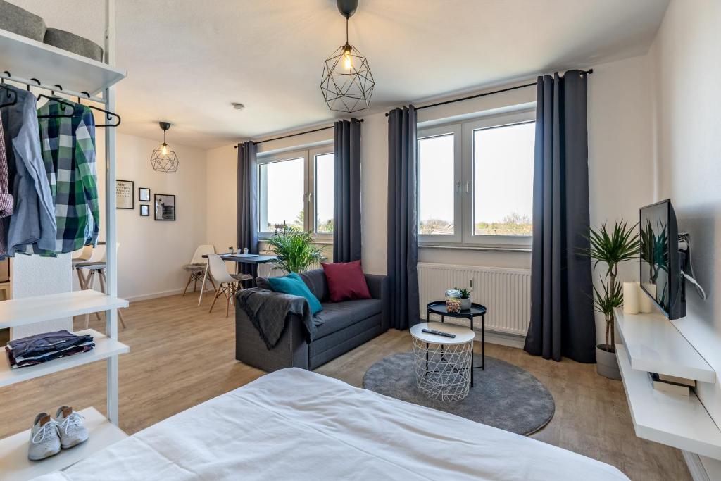 1 dormitorio con 1 cama y sala de estar en Marvlex #1 - Studio mit WIFI und NETFLIX, en Celle