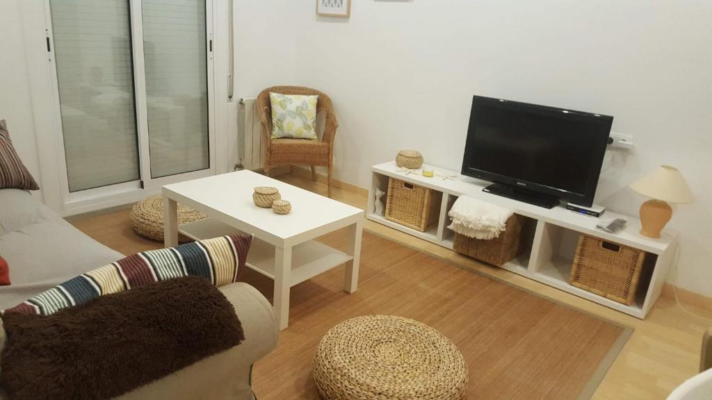 Televízia a/alebo spoločenská miestnosť v ubytovaní Precioso apartamento a menos de 100m de la playa