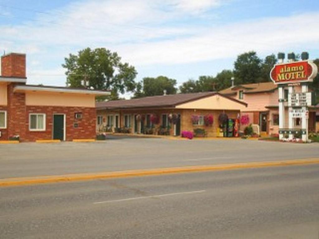 una calle vacía frente a un motel en Alamo Motel en Sheridan