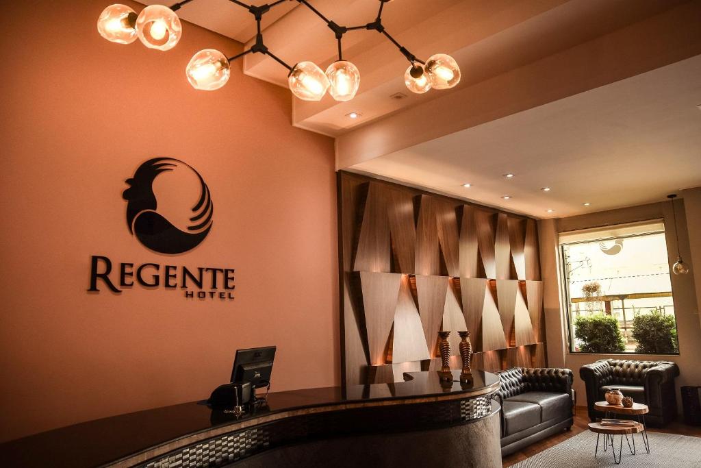 帕圖布蘭科的住宿－Regente Hotel，墙上有棒球标志的美发沙龙