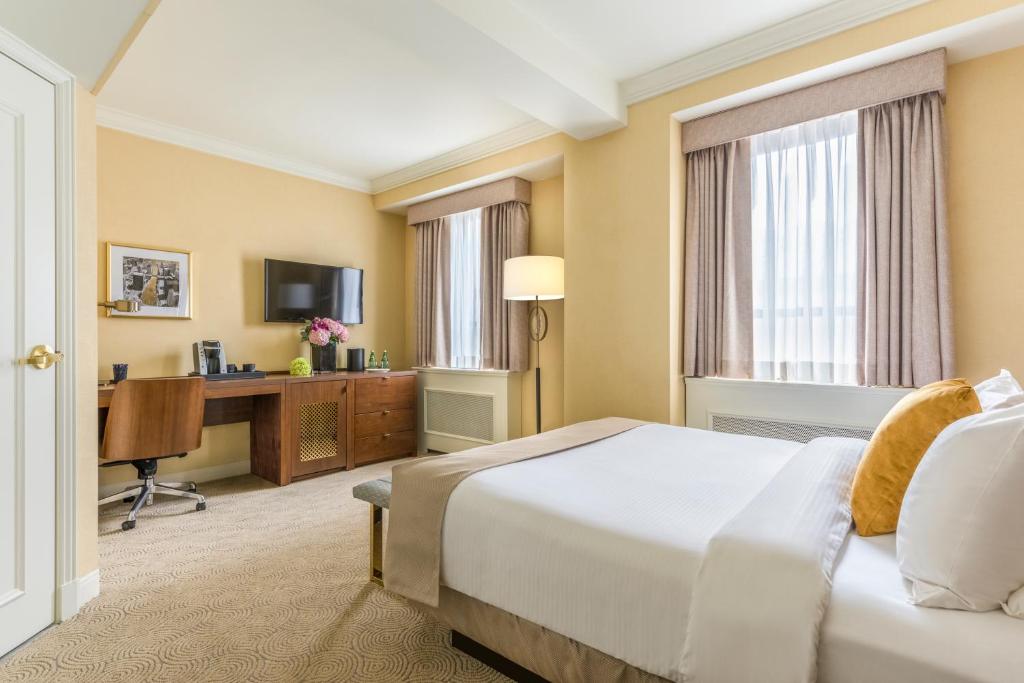 Postel nebo postele na pokoji v ubytování Warwick Allerton Chicago