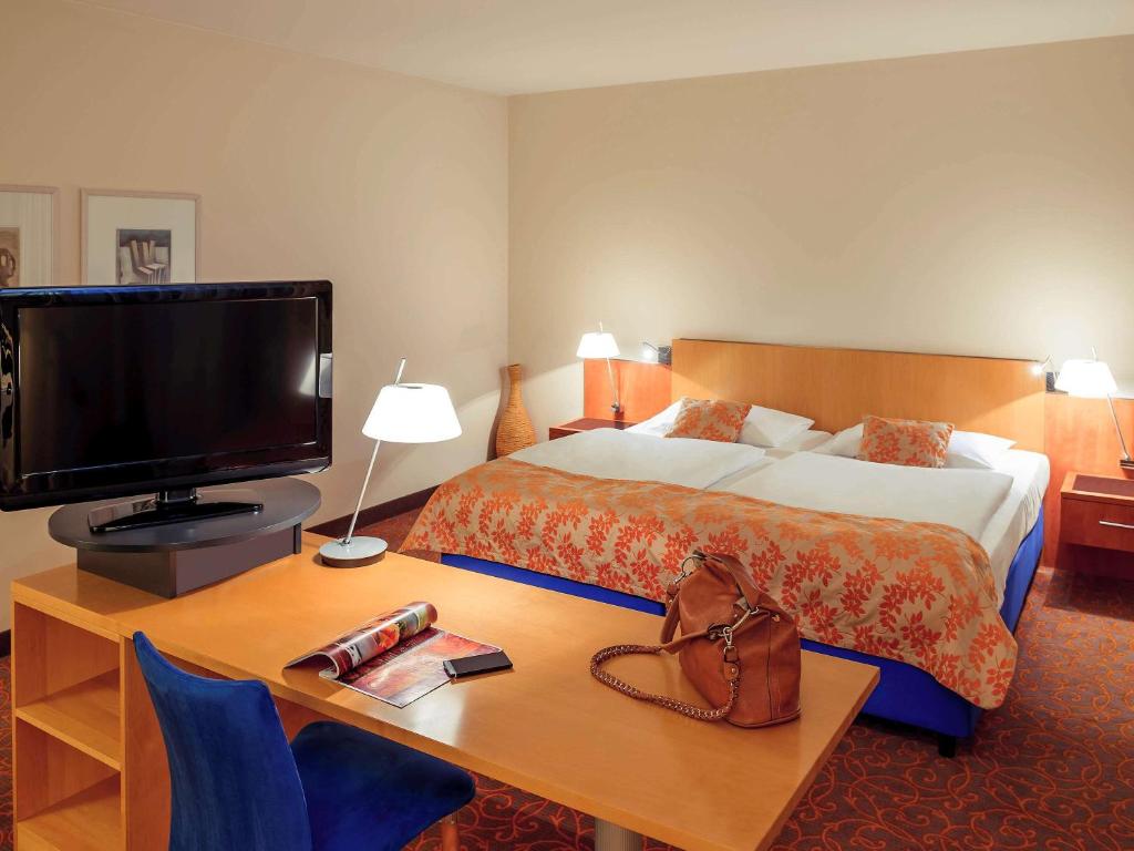 TV a/nebo společenská místnost v ubytování Mercure Hotel & Residenz Berlin Checkpoint Charlie