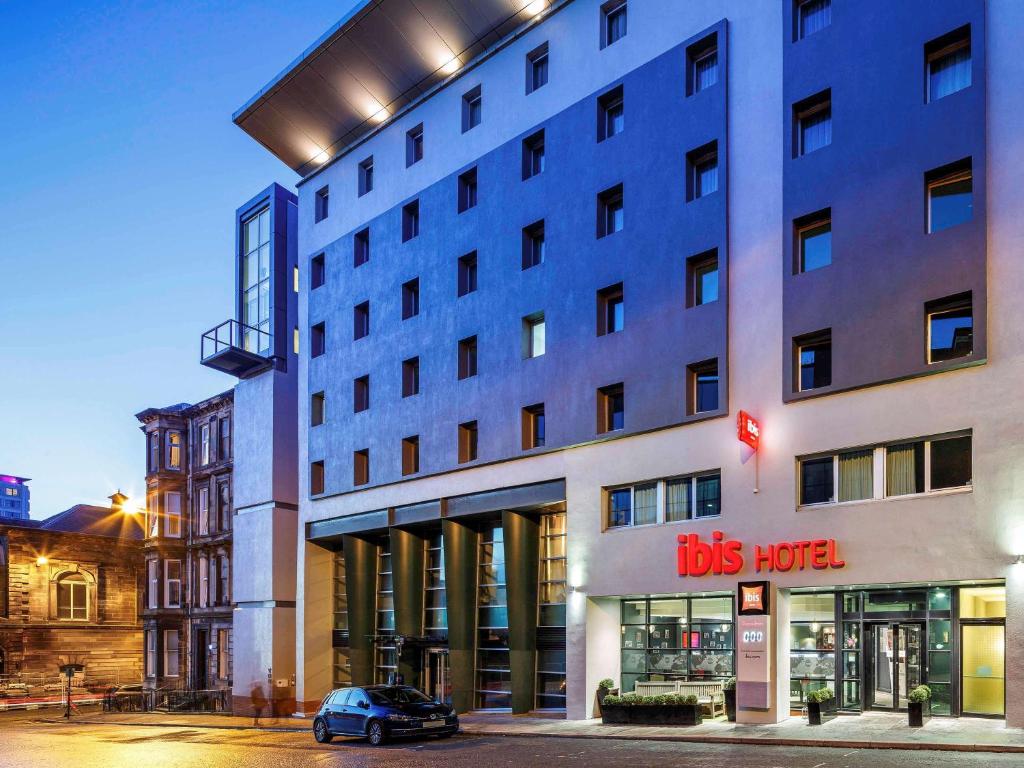 un bâtiment avec une voiture garée devant lui dans l'établissement ibis Glasgow City Centre – Sauchiehall St, à Glasgow