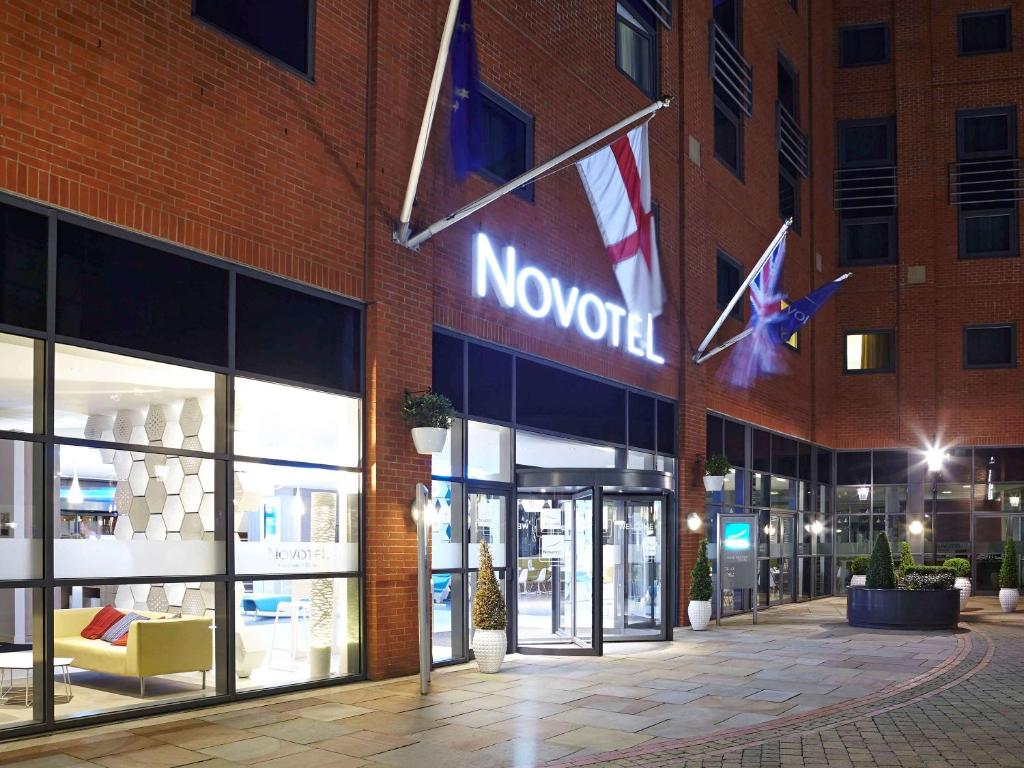 een novatieteken aan de zijkant van een gebouw bij Novotel Manchester Centre in Manchester