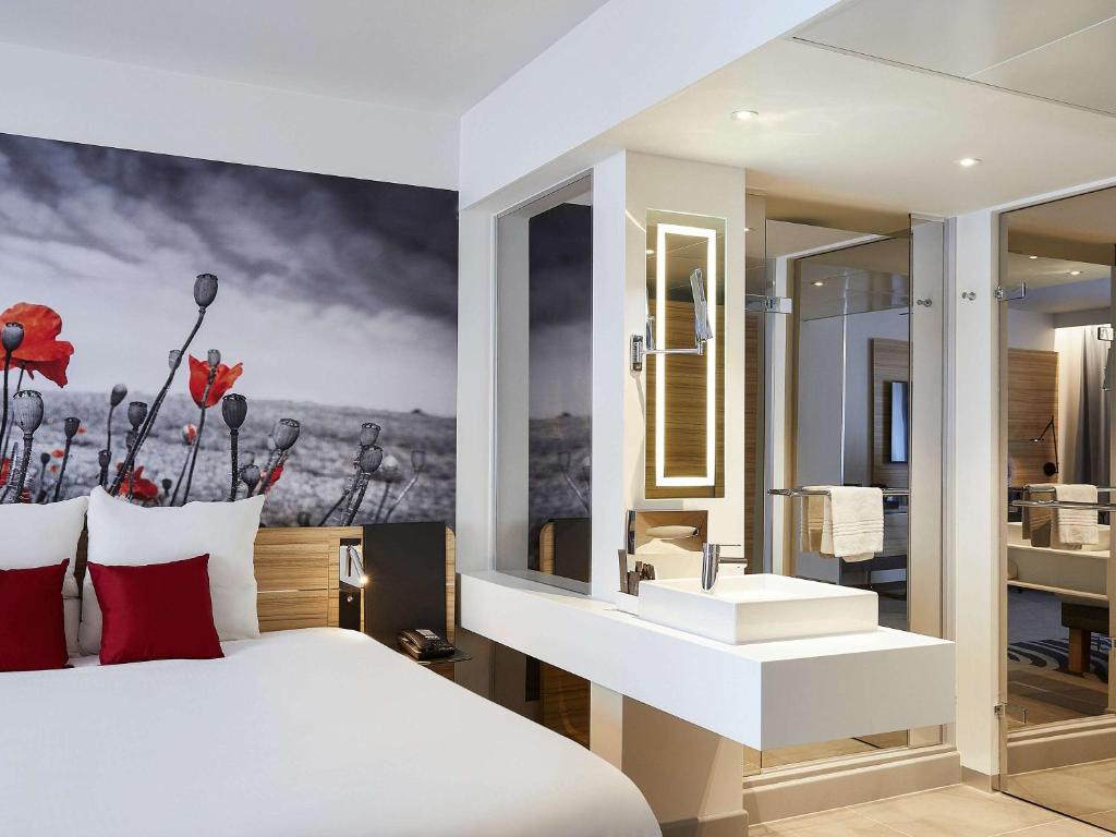 Postel nebo postele na pokoji v ubytování Novotel Ieper Centrum