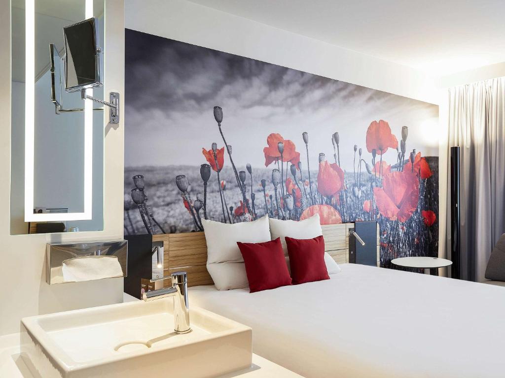 Postel nebo postele na pokoji v ubytování Novotel Ieper Centrum