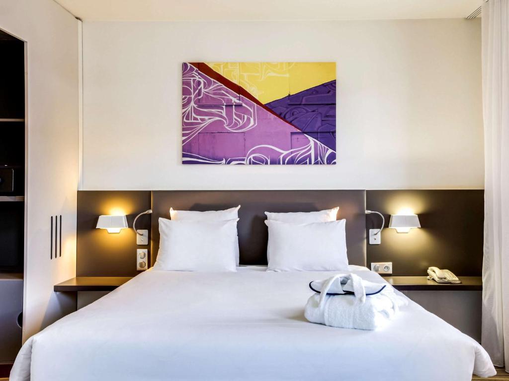 
A bed or beds in a room at Novotel Suites Paris Montreuil Vincennes
