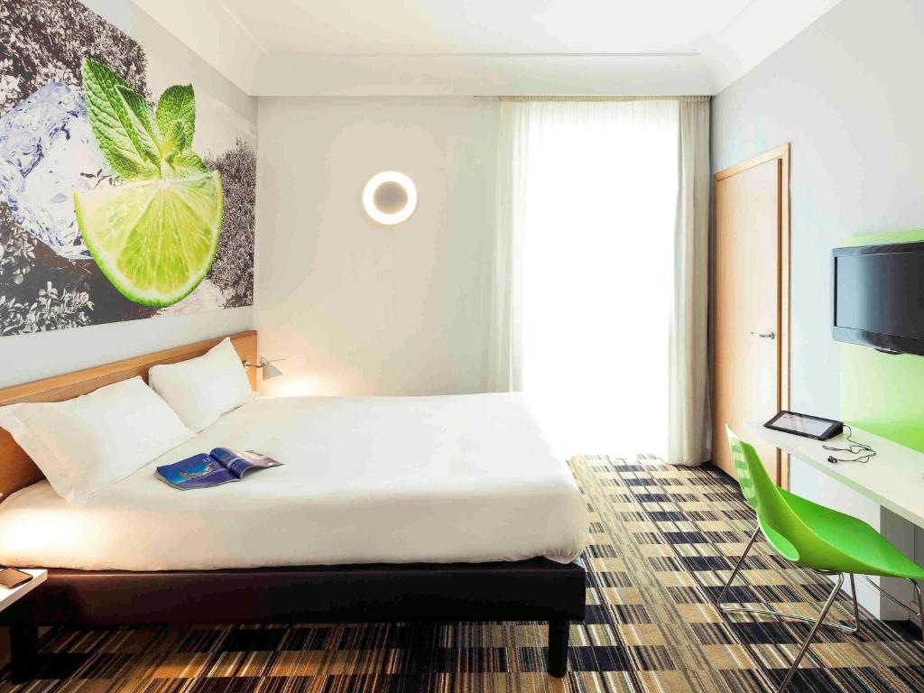 TV a/nebo společenská místnost v ubytování Ibis Styles Napoli Garibaldi