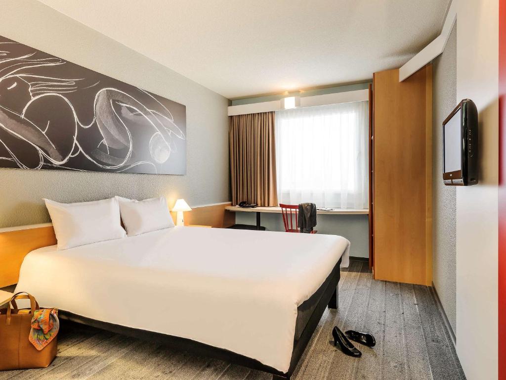 Postel nebo postele na pokoji v ubytování ibis Hamburg Alsterring