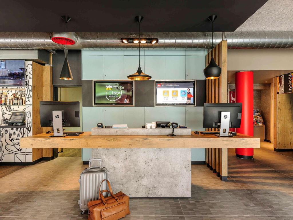 TV a/nebo společenská místnost v ubytování ibis Hotel München Messe