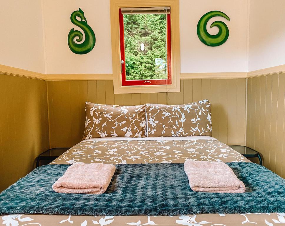Letto o letti in una camera di The Whistling Frog Resort